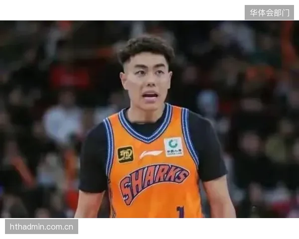 李添荣以惊人的外线准星成为上海队侧翼的稳定火力点,极大丰富了球队进攻层次。 李添荣以惊人的外线准星成为上海队侧翼的稳定火力点,极大丰富了球队进攻层次。